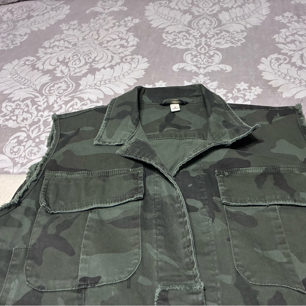 2 Women’s Camouflage Utility Vest - Green